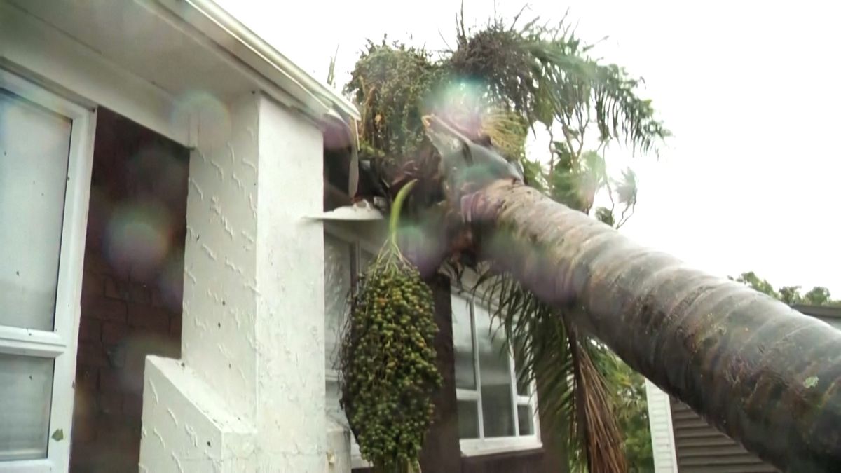 Život ohrožující cyklóna s větrem o rychlosti přes 130 km/h pustošila Nový Zéland